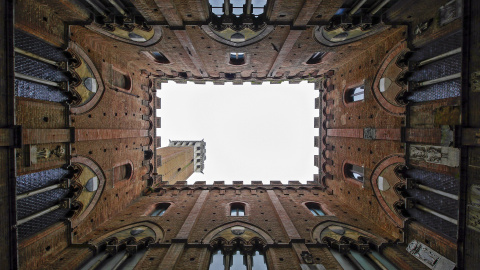 La torre del Mangia desde abajo, Siene. REUTERS/Max Rossi