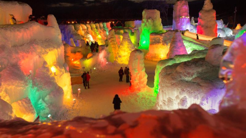 Varias personas pasean junto a esculturas de hielo iluminadas durante el Festival del Hielo en el Lago Shikotsu en Shikotsukoonsen al norte de Japón. El Festival de hielo se celebra del 29 de enero al 21 de febrero. EFE/Kimimasa Mayama