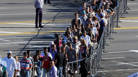Miles de personas hacen fila este lunes para rendir homenaje al fallecido líder cubano Fidel Castro en la Plaza de la Revolución de La Habana (Cuba). EFE