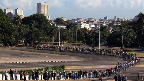 Miles de personas hacen fila este lunes para rendir homenaje póstumo al fallecido líder cubano Fidel Castro en la Plaza de la Revolución de La Habana (Cuba). Las cenizas del expresidente han sido instaladas en ese emblemático lugar de La Ha
