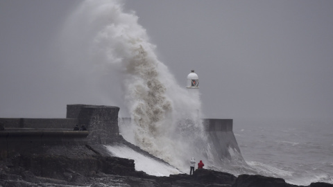 Las olas chocan con el faro de Porthcawl, Wales. REUTERS/Rebecca Naden
