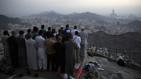 Unos musulmanes rezan en la parte más alta del Monte Al-Noor durante el cumpleaños del Profeta Mohammad. REUTERS/Amr Abdallah Dalsh