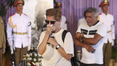 Las reacciones de la gente ante el fallecido líder cubano Fidel Castro, en su homenaje en la Plaza de la Revolución de La Habana (Cuba). REUTERS