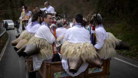 Unos bailarines son transportados por un camión abierto durante la celebración de carnaval de Ituren, Navarra. REUTERS/Vincent West