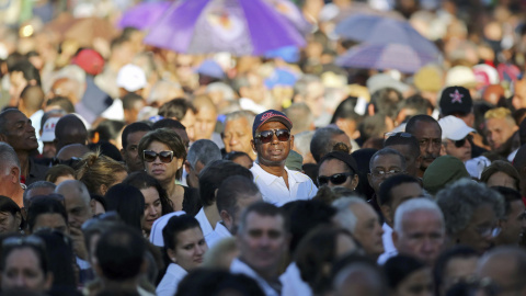 Miles de personas hacen fila este lunes para rendir homenaje póstumo al fallecido líder cubano Fidel Castro en la Plaza de la Revolución de La Habana (Cuba). Las cenizas del expresidente han sido instaladas en ese emblemático lugar de La Ha