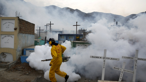 Unos trabajadores sanitarios fumigan el cementerio de Carabayllo para combatir el virus Zika. Lima, Perú. REUTERS/Mariana Bazo