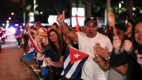 Ciudadanos cubanos esperan la llegada de la Caravana de la Eternidad en Camagüey./ REUTERS