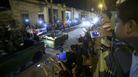 La Caravana de la Libertad, con los restos de Fidel Castro, recibe el homenaje del pueblo cubano en Camagüey./ REUTERS