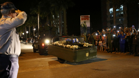 La Caravana de la Libertad, con los restos de Fidel Castro, recibe el homenaje del pueblo cubano en Camagüey./ REUTERS