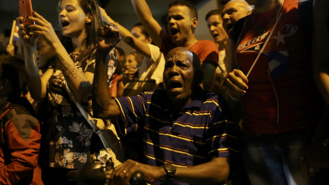 Ciudadanos cubanos esperan la llegada de la Caravana de la Eternidad en Camagüey./ REUTERS