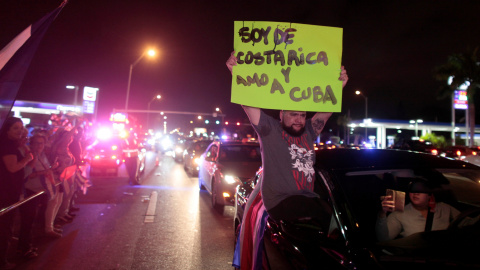 Ciudadanos cubanos esperan la llegada de la Caravana de la Eternidad en Camagüey./ REUTERS