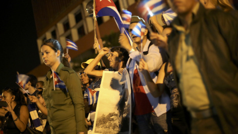 Ciudadanos cubanos esperan la llegada de la Caravana de la Eternidad en Camagüey./ REUTERS