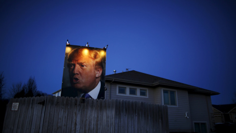 Cartel con la foto del candidato republicano a la Casa Blanca Donald Trump en West Des Moines, Iowa. / JIM YOUNG (REUTERS)
