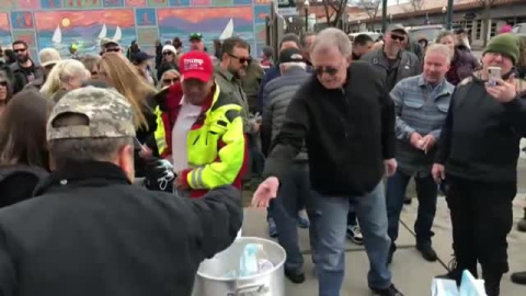 Queman mascarillas en el estado de Idaho para protestar por las restricciones de coronavirus Queman mascarillas en el estado de Idaho para protestar por las restricciones de coronavirus