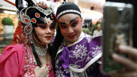 Los miembros de una ópera china se hacen una selfie antes de una actuación en un centro comercial para celebrar el Año Nuevo Lunar chino en Bangkok, Tailandia, 4 de febrero de 2016. REUTERS / Athit Perawongmetha