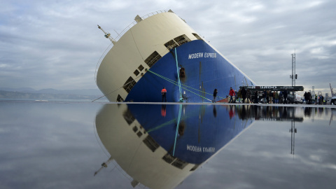 Los técnicos de la compañía holandesa de rescates marítimos Smit Salvage han comenzado hoy en el puerto de Bilbao el estudio de la carga y el estado del "Modern Express" para decidir cómo estabilizarlo, unos trabajos que serán "muy artesana