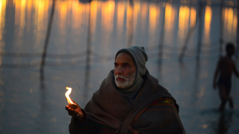 Un devoto hindú realiza oraciones en Sangam, la confluencia de los ríos Ganges, Yamuna y Saraswati durante el festival anual de Magh Mela en Allahabad el 4 de febrero de 2016. AFP/SANJAY Kanojia