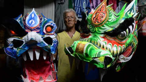 Nicasio Magdaraog, de 57 años, es un fabricante de trajes y disfraces. Sujeta la cabeza de un león y de un dragón, sus creaciones para este Año Nuevo Lunar chino en Manila el 4 de febrero de 2016. Millones de chinos de todo el mundo celebra