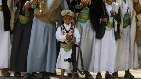 Un niño miembro de las tribus que apoyan a los hutíes se manifiesta con un arma en contra del avance de la coalición árabe liderada por Arabia Saudí en la capital, Saná, Yemen hoy 4 de febrero de 2016. EFE/Yahya Arhab