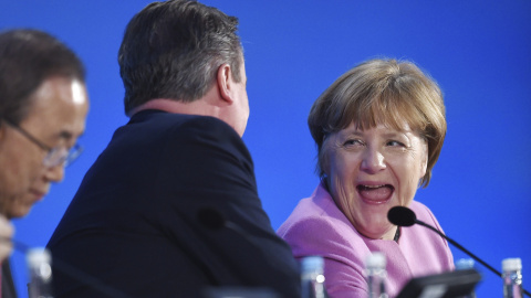 El primer ministro británico, David Cameron (c) y la canciller alemana, Angela Merkel (d), conversan durante la conferencia de donantes de Siria celebrada en Londres (Reino Unido) hoy, 4 de febrero de 2016. La Unión Europea (UE) se comprome
