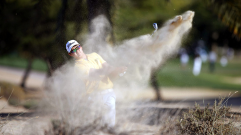 El golfista el surcoreano, Jin Jeong, golpea la bola durante la primera ronda del Dubai Desert Classic, en Dubai (Emiratos Árabes Unidos), hoy, 4 de febrero de 2016. EFE/Ali Haider