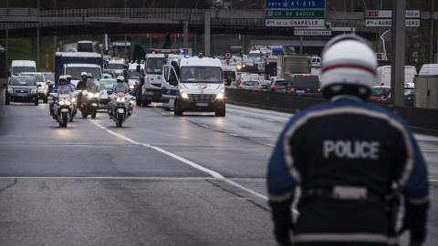 Varios conductores de vehículos de alquiler con chófer (VTC) y de conductores que trabajan para la plataforma Uber bloquean el tráfico para protestar contra las sanciones del gobierno francés a favor de los taxistas en París (Francia) hoy, 