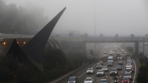 Aspecto de la carretera de circunvalación M-30 de Madrid, en una jornada ha amanecido con una densa niebla sobre la capital. EFE/Emilio Naranjo