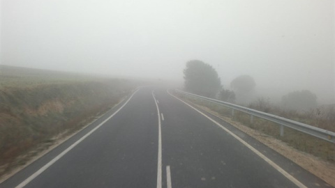 La intensa niebla registrada en la mañana de este martes ha dificultado la visibilidad en 18 tramos de distintas carreteras de Castilla y León, según han informado fuentes de la Dirección General de Tráfico. /EUROPA PRESS