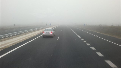 La niebla dificulta la visibilidad en 18 tramos de carreteras de Castilla y León. /EUROPA PRESS