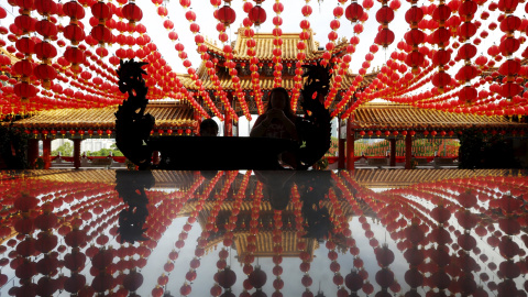 Una mujer reza antes de las celebraciones del Año Nuevo chino en un templo en Kuala Lumpur, Malasia. REUTERS/Olivia Harris