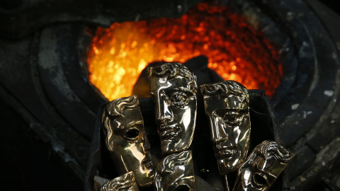 Premios BAFTA dañados antes de ser reciclados para fabricar otros nuevos en una fundición al oeste de Londres. REUTERS/Stefan Wermuth