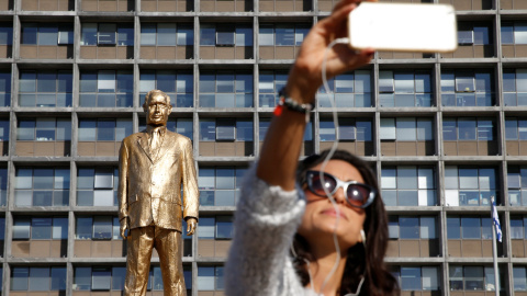 Una mujer se hace un selfie con la estatua crítica contra el primer ministro de Israel, Benjamin Netanyahu, antes de que fuera derruida por orden del Gobierno. REUTERS/Baz Ratner