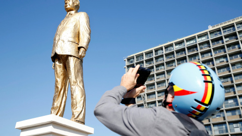 Un hombre fotografía la estatua satírica contra el primer ministro de Israel, Benjamin Netanyahu. REUTERS/Baz Ratner