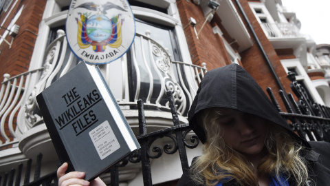 Una joven pide justicia para el fundador de Wikileaks, Julien Assange, durante una protesta ante la Embajada de Ecuador en Londres. EFE/Facundo Arrizabalaga