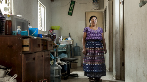 Encarnación Mendoza Quic, 46 años, vive en la Comunidad de San Juan La Laguna, Sololá. Es madre de cinco hijos, dos de ellos con Síndrome de Down y el último de ellos acaba de perder la vista. Tiene su propia tienda de textiles y recuerdos 