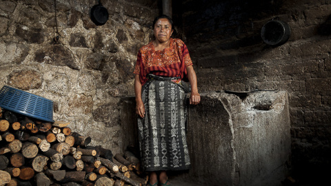 Ana Paula, de 39 años, es madre de siete hijos en el municipio de San Catarina Palopó. Vive con todos en una casa insalubre en los altos del pueblo rodeada de basuras, perros y gallinas. Su marido era alcohólico, la abandonó por otra mujer 