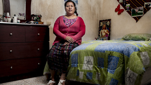 Lilian Karina Xinico, 33 años, es originaria de la comunidad de Chipiacul en Patzún, Chimaltenango. Es la segunda de cuatro hermanas y proviene de una familia que se dedicaba a la agricultura. Afirma que ser mujer la marcó desde pequeña. En