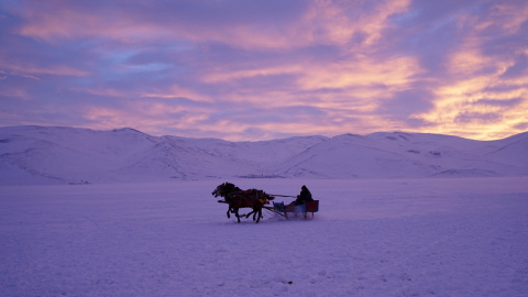 Un hombre monta un carro tirado por caballos en el lago congelado Cildir en la provincia de Kars, en Turquía. REUTERS/Umit Bektas