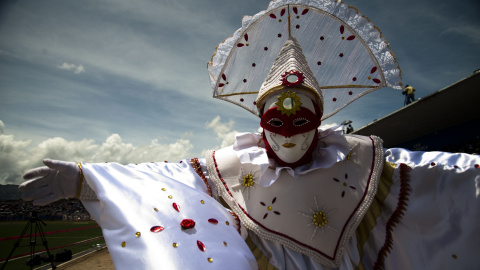 Arlequín en el carnaval de Cajamarca, en la sierra norte del Perú . EFE/Josip Curich