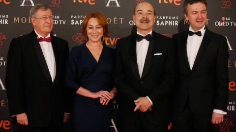 Fueron los anfitriones, los directivos de la Academia de Cine, los queinauguraron el photocall: Antonio Resines (2d), junto a la vicepresidenta primera, Gracia Querejeta (2i), y el vicepresidente segundo Edmon Roch (d). / JUANJO MARTÍN (EFE