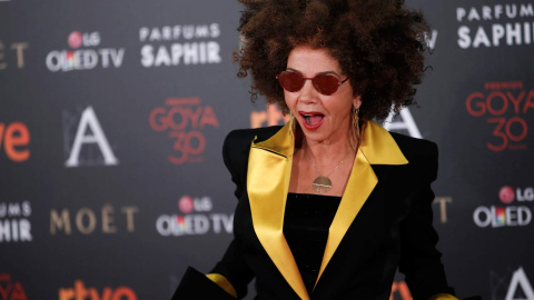 ¿Y quién es esta? Cuesta reconocerla, pero es Victoria Abril, así, con pelos y a lo loco. Genio y figura. / JAVIER BARBANCHO (REUTERS)