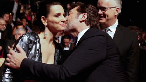 Juliette Binoche, una de las actrices más elegantes del cine europeo, también acaparó muchos focos. Aquí la vemos junto a Javier Bardem y Tim Robbins. / JAVIER BARBANCHO (EFE)