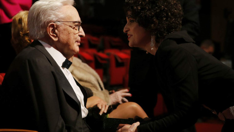 El director y productor Mariano Ozores, que recibirá el Goya de Honor, conversa con su sobrina, la actriz Adriana Ozores. / BALLESTEROS (EFE)