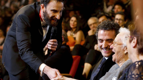 Otro momento destacado de la gala fue cuando Rovira saludó a la abuela de Daniel Guzmán, una de las estrellas de la noche. / BALLESTEROS (EFE)