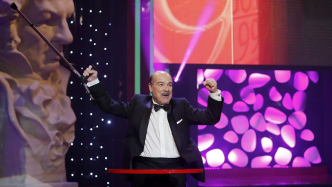 El presidente de la Academia de Cine, Antonio Resines, convaleciente de una lesión pronunció un discurso trufado de humor. / BALLESTEROS (EFE)