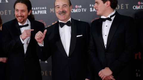 Pablo Iglesias y Albert Rivera flanquean a Antonio Resines, que ejerció de anfitrión. JAVIER BARBANCHO (REUTERS)