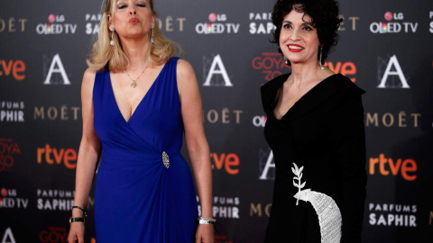 Son primas y actrices. Emma Ozores y Adriana Ozores no podían perderse el homenaje que va a recibir su tío Mariano Ozores, Goya de honor de este año. / JAVIER BARBANCHO (EFE)