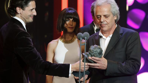 - El productor Andrés Santana (d) recibe de manos del actor Juan Diego Botto, el Goya a la "Mejor dirección de producción" por su trabajo en "Nadie quiere la noche", durante la ceremonia de la 30 edición de los Premios Goya, que entrega la 