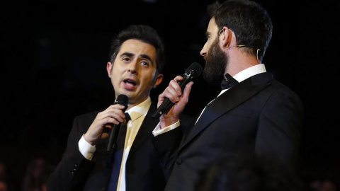 Los actores y humoristas Dani Rovira (d) y Berto Romero, durante la gala la ceremonia de la 30 edición de los Premios Goya, que entrega la Academia de Cine, esta noche en el Hotel Auditorium de Madrid. EFE/Ballesteros.