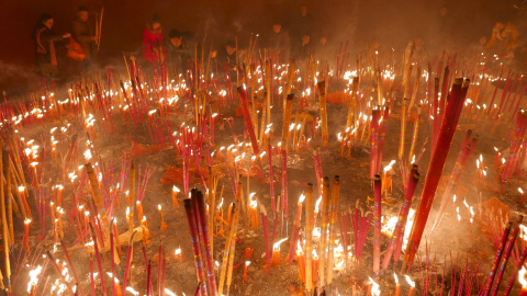 Quema de incienso para rezar por la fortuna en el primer día de celebraciones del Año Nuevo Chino, en el Templo de Chengdu, provincia de Sichuan. REUTERS/Stringer